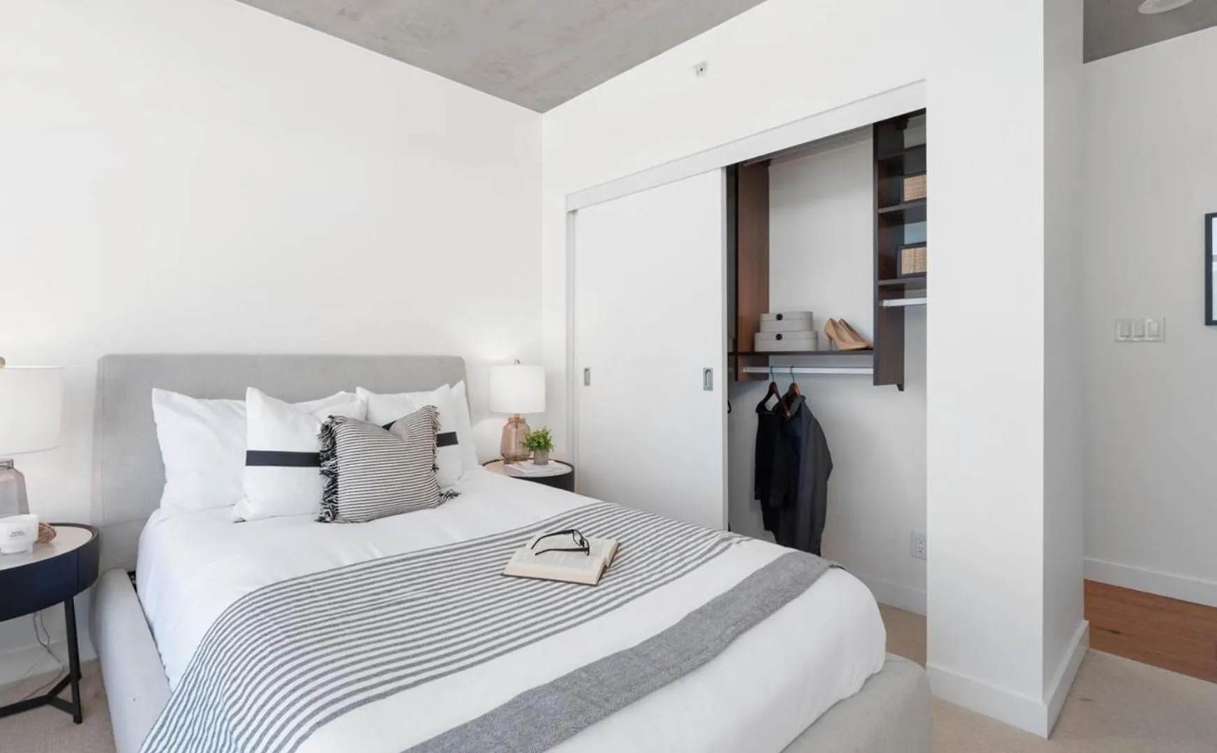 Apartment Cool, Classy & Chic Downtown Suite Vancouver